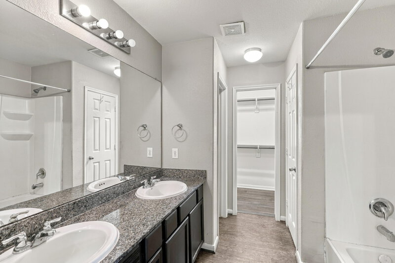 2,040/Mo, 13042 Rose Landing Dr Houston, TX 77070 Primary Bathroom View