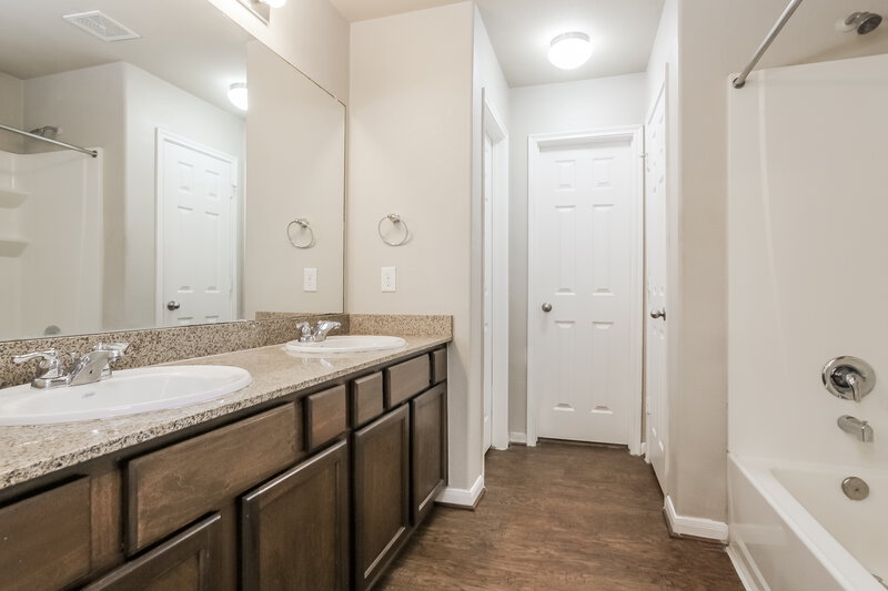 2,095/Mo, 9506 Green Mills Dr Houston, TX 77070 Main Bathroom View