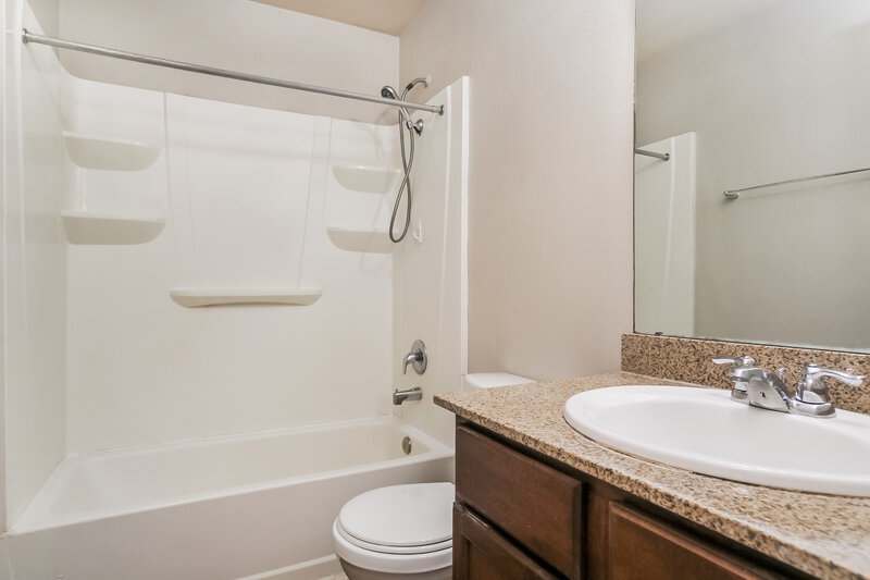 2,095/Mo, 9506 Green Mills Dr Houston, TX 77070 Bathroom View