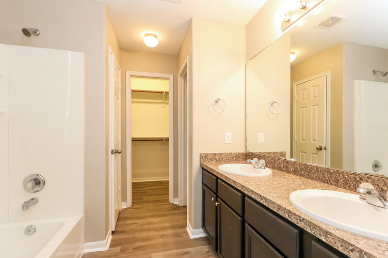 2,030/Mo, 13058 Rose Landing Dr Houston, TX 77070 Main Bathroom View