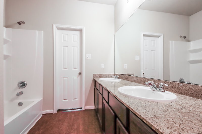 1,980/Mo, 9439 Spring Miller Dr Houston, TX 77070 Main Bathroom View
