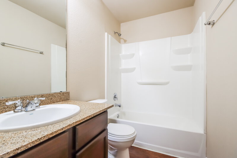 1,980/Mo, 9439 Spring Miller Dr Houston, TX 77070 Bathroom View