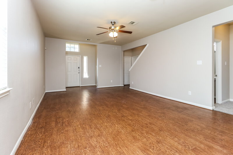 2,050/Mo, 9430 Green Mills Dr Houston, TX 77070 Living Room View 2