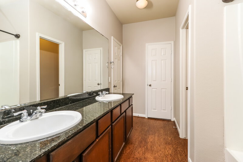 2,050/Mo, 9430 Green Mills Dr Houston, TX 77070 Main Bathroom View