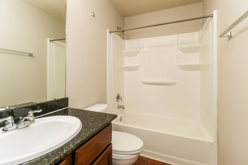 2,050/Mo, 9430 Green Mills Dr Houston, TX 77070 Bathroom View
