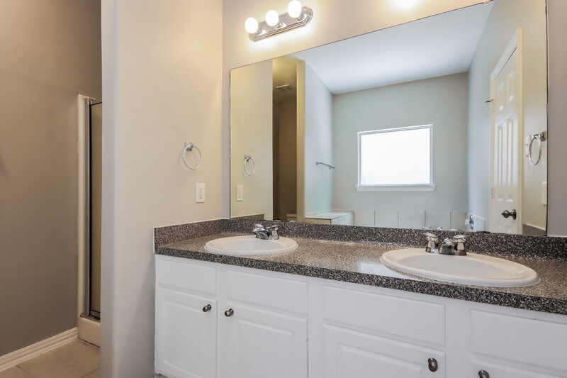 2,060/Mo, 21330 Berry Vine St Tomball, TX 77375 Main Bathroom View