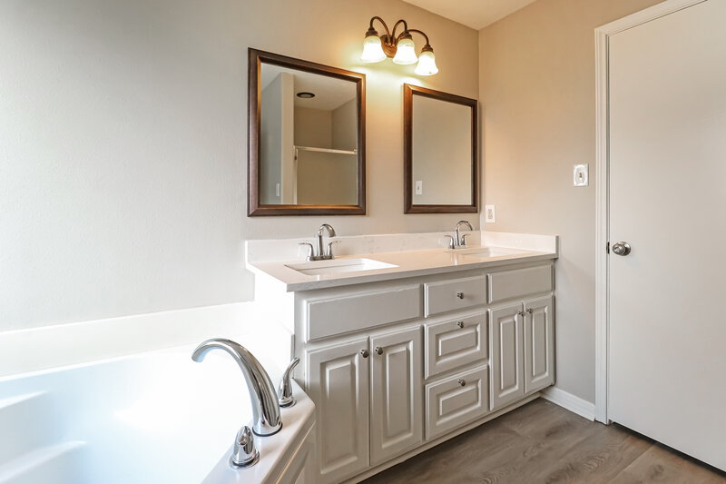 1,795/Mo, 16201 N View Ct Conroe, TX 77302 Main Bathroom View
