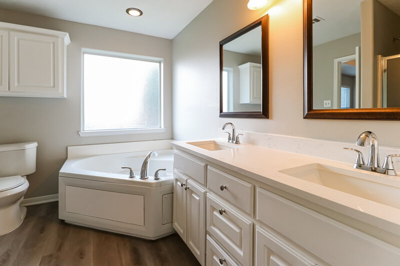 1,795/Mo, 16201 N View Ct Conroe, TX 77302 Main Bathroom View 2