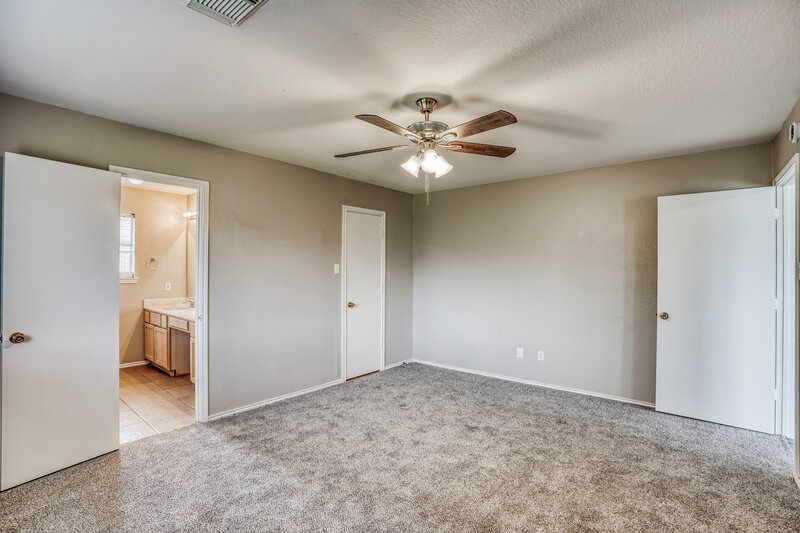 2,135/Mo, 3605 Teal Glen St Pearland, TX 77584 Main Bedroom View 2