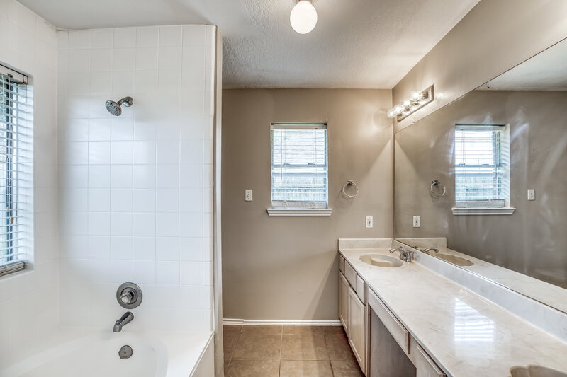 2,135/Mo, 3605 Teal Glen St Pearland, TX 77584 Main Bathroom View