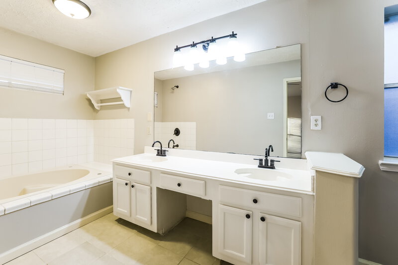 1,790/Mo, 18626 Droitwich Dr Humble, TX 77346 Main Bathroom View