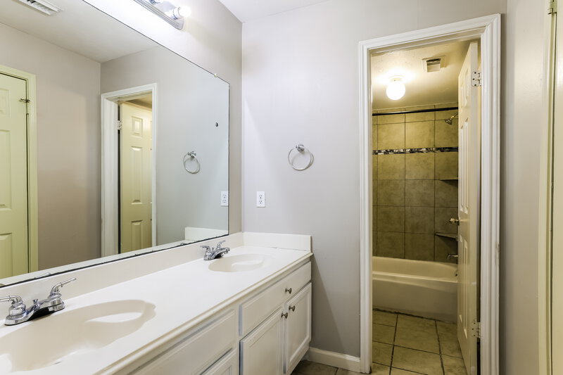 1,790/Mo, 18626 Droitwich Dr Humble, TX 77346 Bathroom View