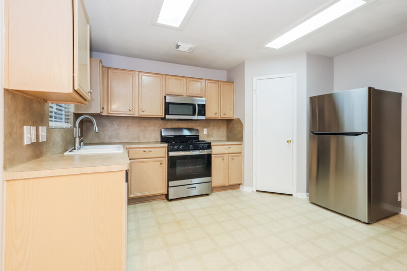 1,805/Mo, 18407 Knob Hill Lake Ln Humble, TX 77346 Kitchen View 2