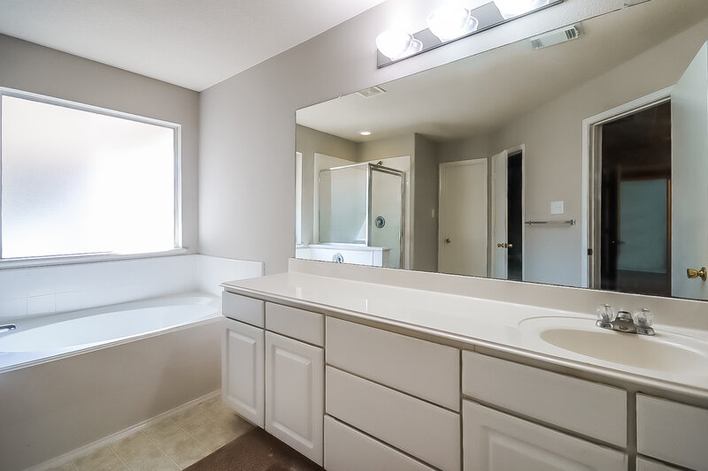 1,825/Mo, 18407 Knob Hill Lake Ln Humble, TX 77346 Main Bathroom View