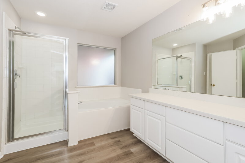 1,805/Mo, 18407 Knob Hill Lake Ln Humble, TX 77346 Main Bathroom View
