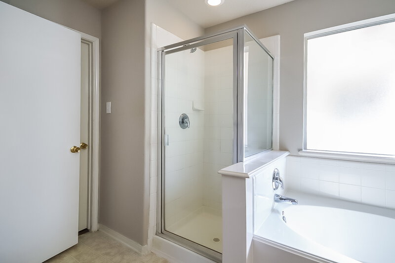 1,825/Mo, 18407 Knob Hill Lake Ln Humble, TX 77346 Main Bathroom View 2