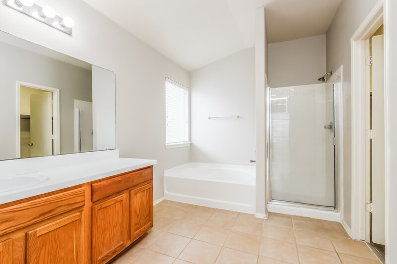 1,730/Mo, 3510 Aztec Wood Dr Houston, TX 77084 Main Bathroom View