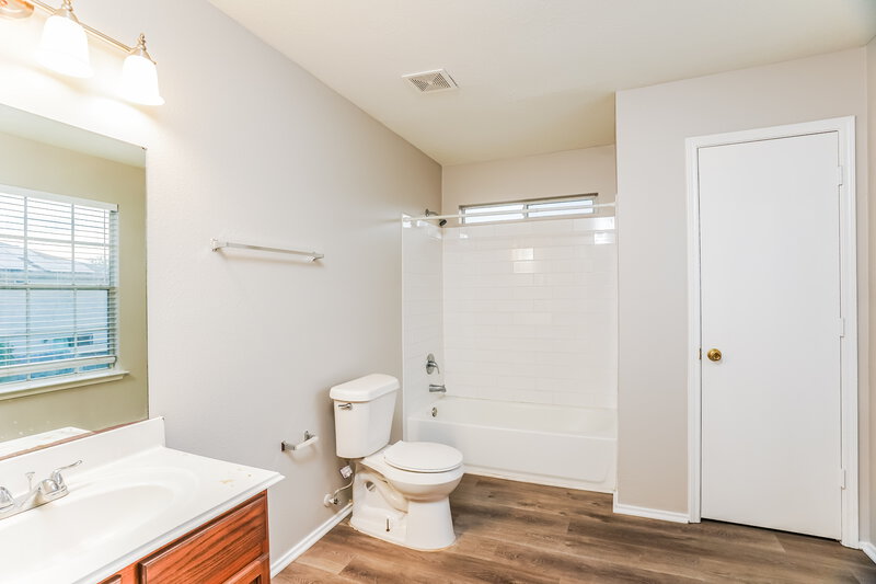 1,775/Mo, 5827 Clerkenwell Dr Houston, TX 77084 Main Bathroom View