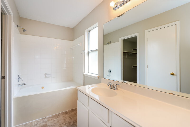 2,660/Mo, 8715 Deer Meadow Dr Houston, TX 77071 Main Bathroom View