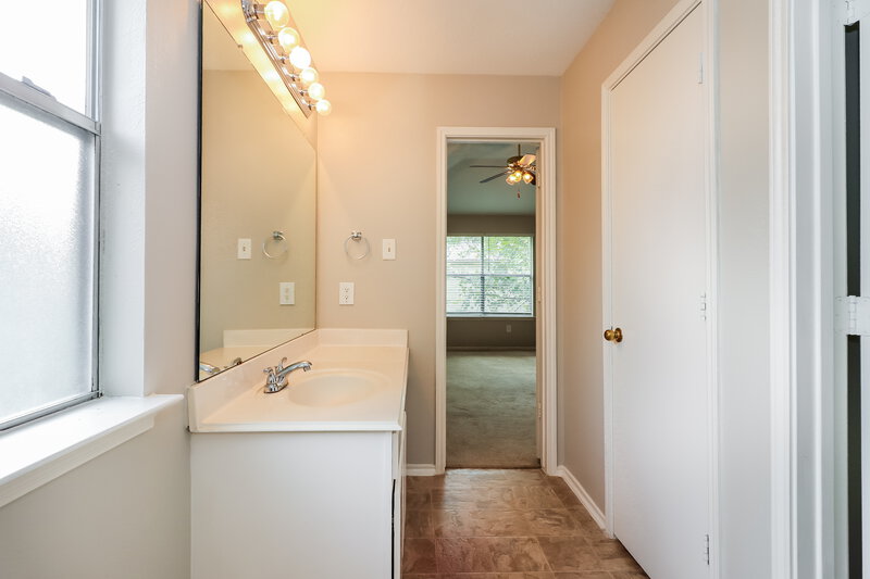 2,660/Mo, 8715 Deer Meadow Dr Houston, TX 77071 Main Bathroom View 2
