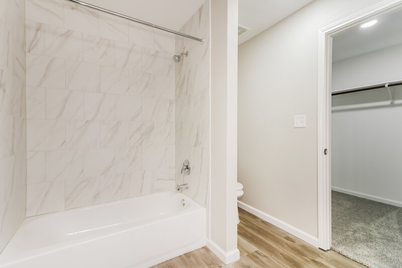 2,390/Mo, 12639 Timbermeadow Dr Houston, TX 77070 Main Bathroom View 2