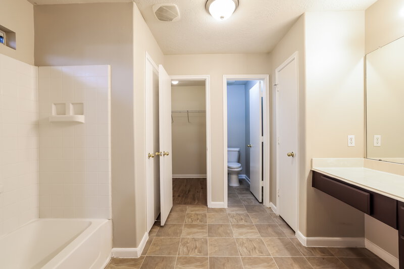 1,760/Mo, 13302 Remme Ridge Ln Houston, TX 77047 Main Bathroom View