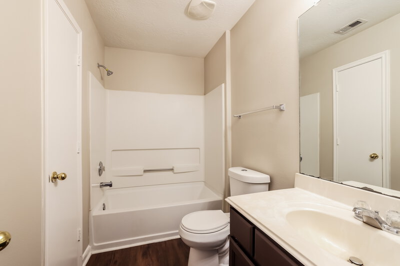 1,760/Mo, 13302 Remme Ridge Ln Houston, TX 77047 Bathroom View