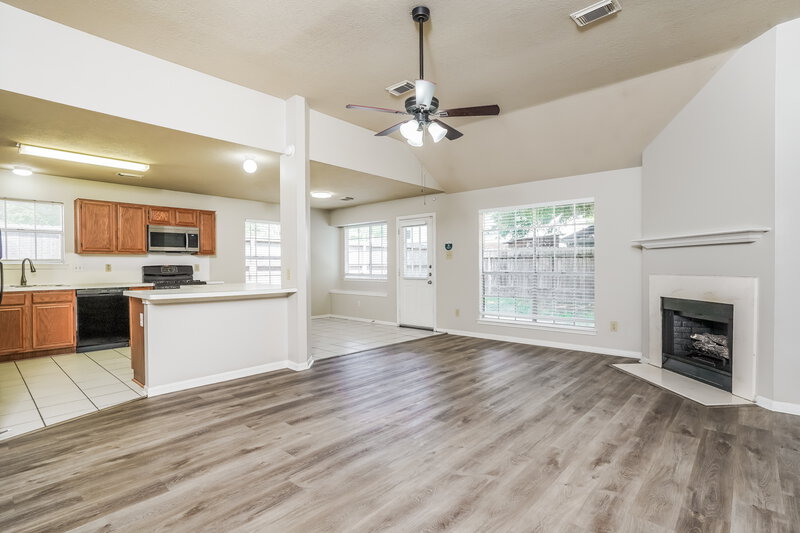 2,015/Mo, 19010 Dee Woods Dr Humble, TX 77346 Living Room View