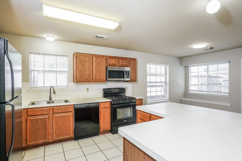 2,015/Mo, 19010 Dee Woods Dr Humble, TX 77346 Kitchen View 2