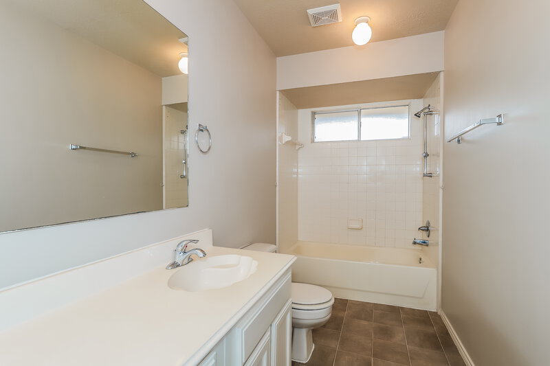 1,880/Mo, 18711 Cleeve Close Humble, TX 77346 Main Bathroom View
