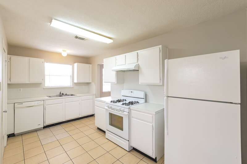 2,050/Mo, 18035 June Forest Dr Humble, TX 77346 Kitchen View