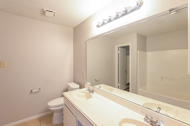 2,050/Mo, 18035 June Forest Dr Humble, TX 77346 Main Bathroom View