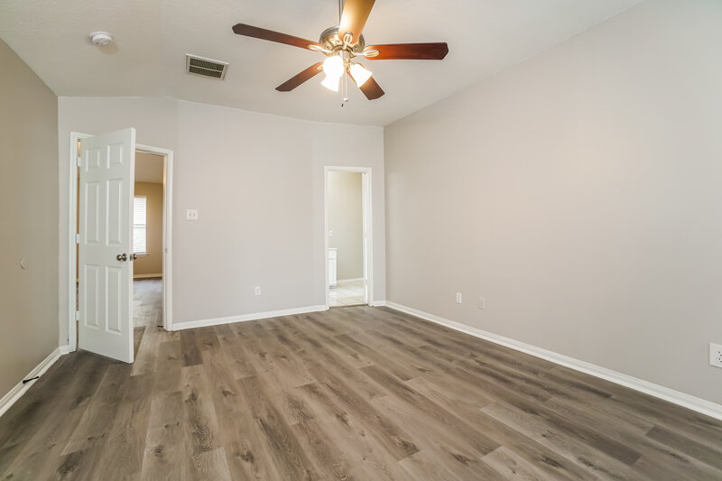 2,100/Mo, 5003 Dawngate Dr Spring, TX 77373 Main Bathroom View