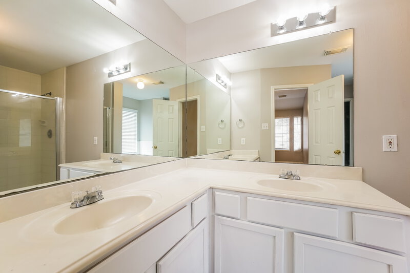 2,100/Mo, 5003 Dawngate Dr Spring, TX 77373 Main Bathroom View 2