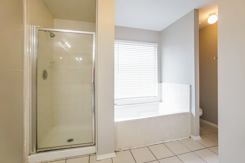 2,100/Mo, 5003 Dawngate Dr Spring, TX 77373 Bathroom View