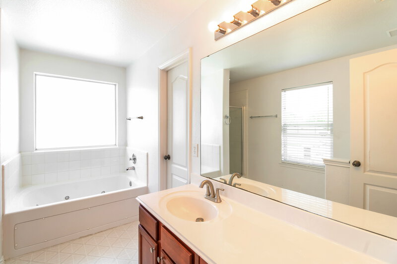 2,455/Mo, 18131 Valebluff Ln Cypress, TX 77429 Main Bathroom View