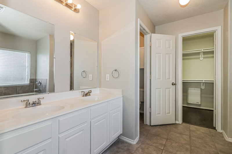 1,785/Mo, 20518 Holly Barr Ln Cypress, TX 77433 Main Bathroom View