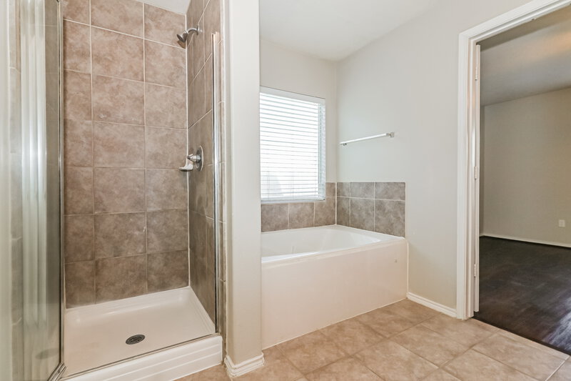 1,785/Mo, 20518 Holly Barr Ln Cypress, TX 77433 Main Bathroom View 2