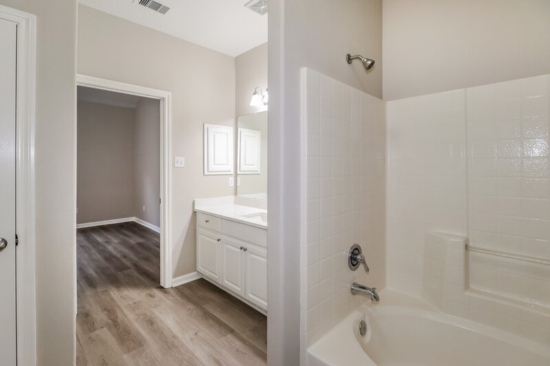 1,840/Mo, 999 Arbor Way Conroe, TX 77303 Main Bathroom View 2