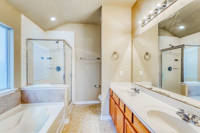 1,810/Mo, 19642 Brisbane Meadows Ct Katy, TX 77449 Main Bathroom View