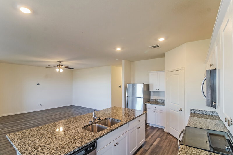 2,205/Mo, 3025 Spindletree Ln Brookshire, TX 77423 Kitchen View