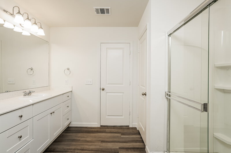 2,595/Mo, 4008 Cork Tree Ct Brookshire, TX 77423 Main Bathroom View