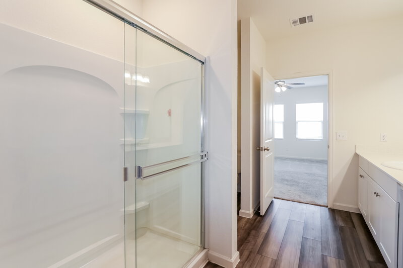 2,205/Mo, 4028 Silver Linden Ln Brookshire, TX 77423 Main Bathroom View 2