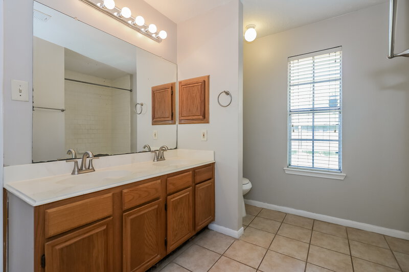 1,890/Mo, 9210 Golden Sunshine Dr Houston, TX 77064 Main Bathroom View