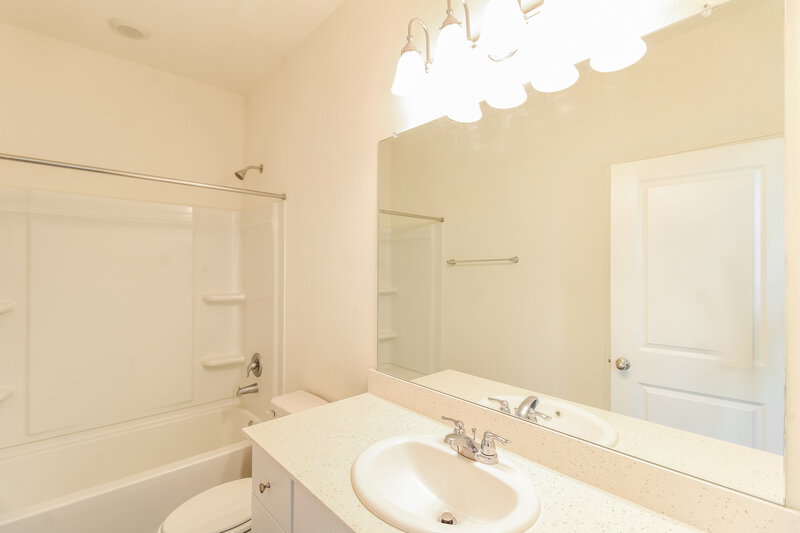 1,995/Mo, 4020 Scarlet Oak Ln Brookshire, TX 77423 Main Bathroom View