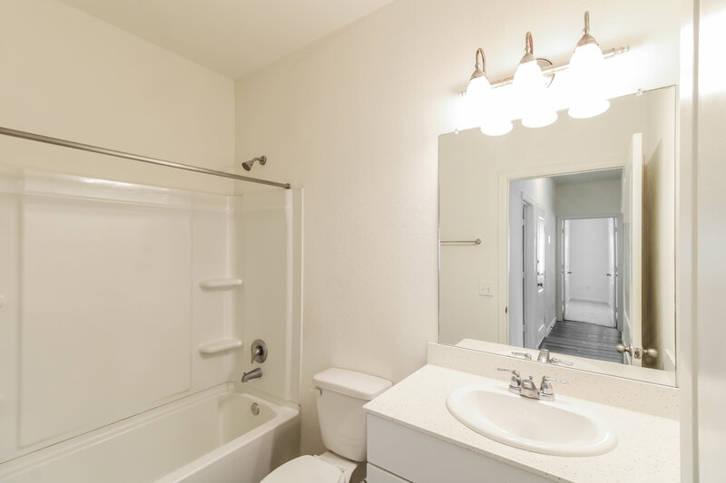 1,995/Mo, 4020 Scarlet Oak Ln Brookshire, TX 77423 Bathroom View