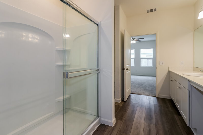 2,205/Mo, 4004 Silver Linden Ln Brookshire, TX 77423 Main Bathroom View 2