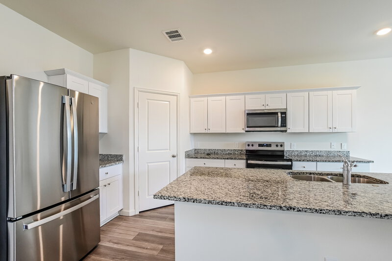 2,205/Mo, 4008 Tulip Tree Ln Brookshire, TX 77423 Kitchen View 2