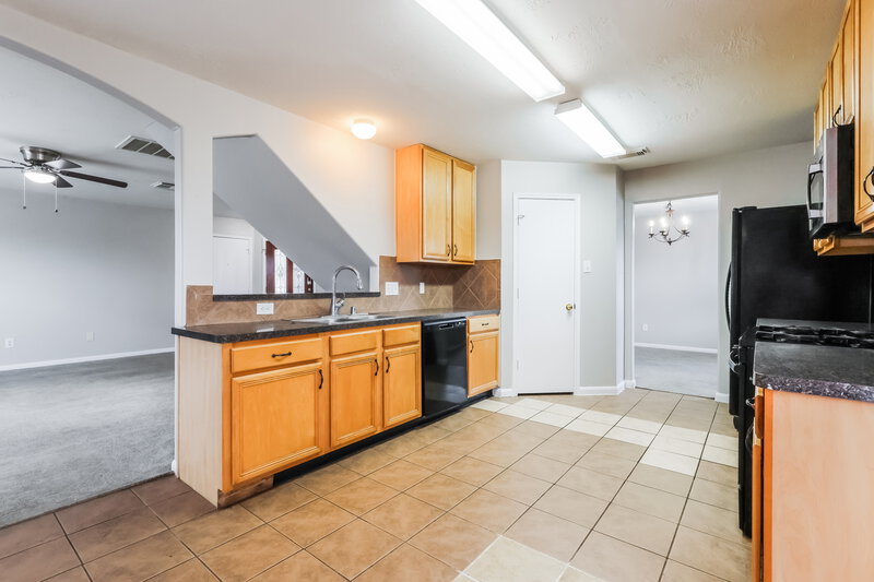 2,255/Mo, 25306 Barmby Dr Tomball, TX 77375 Kitchen View 2