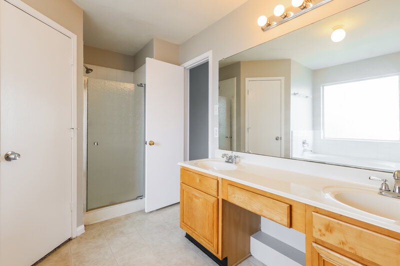 2,255/Mo, 25306 Barmby Dr Tomball, TX 77375 Main Bathroom View